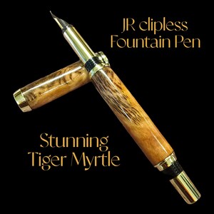 STYLO STYLO SANS PINCE « Tigresse ». Le superbe grain et la couleur de la myrte tigrée Tass sont tout simplement incroyables. Un délice visuel. Stylo brillant sur mesure unique en son genre