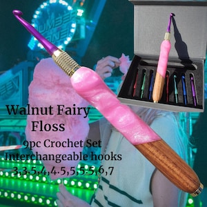 Può includere: Un set di 9 uncinetti intercambiabili con manici in resina rosa e legno di noce naturale. Il set include una scatola con inserti in gommapiuma e uncinetti nelle misure 3, 3.5, 4, 4.5, 5, 5.5, 6 e 7 millimetri.