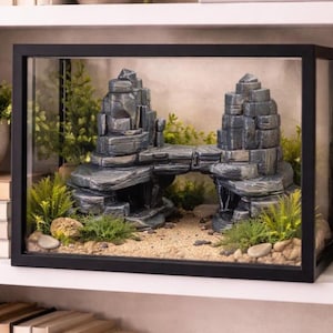 Op de afbeelding: Een witte keramische mok met een zwart handvat en de tekst "But First, Coffee" in een zwarte, handgeschreven lettertype. De mok staat op een wit oppervlak.