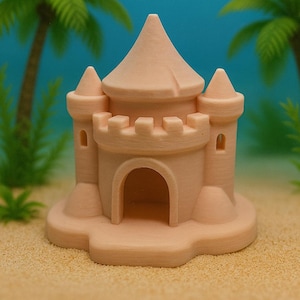 Puede incluir: Un castillo de color melocotón claro con una torre central y dos torretas más pequeñas. El castillo tiene una gran puerta arqueada y pequeñas ventanas rectangulares. La estructura se asienta sobre una base y está diseñada para un acuario. El fondo incluye arena y plantas acuáticas.