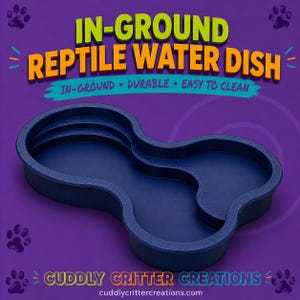 Puede incluir: Un bebedero para reptiles de color azul oscuro con forma de riñón y bordes interiores escalonados. El texto dice: IN-GROUND REPTILE WATER DISH, IN-GROUND • DURABLE • EASY TO CLEAN, CUDDLY CRITTER CREATIONS y cuddlycrittercreations.com.