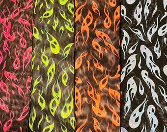 Puede incluir: Tres muestras de tela con un patrón de llamas. Las muestras son negras con llamas de diferentes colores: rosa, amarillo y naranja.