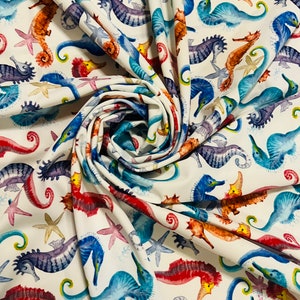Seepferdchen bunter Designdruck auf der besten Qualität von Nylon Spandex4-Wege-Stretch 58/60 ”Verkauft von YD.Ships weltweit aus Los Angeles CA.