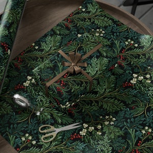 Rotolo di carta da regalo ispirata al Natale William Morris, opaca o lucida, carta da regalo natalizia con fiori di vischio e agrifoglio, regali natalizi