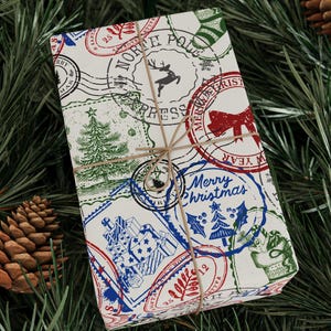 Rotolo di carta da regalo con francobolli natalizi vintage, carta da regalo con alberi, renne, calze, Polo Nord e timbri da viaggio, Buon Natale retrò