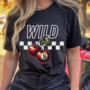 Camicia slot, T-shirt da gioco, T-shirt ciliegie selvagge, T-shirt Wild Card, T-shirt Cherry Bomb, Regalo per gli amanti del casinò, Scacchi, Festa di Las Vegas, 8 palline