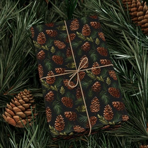 Rotolo di carta da regalo con pigne, confezione regalo invernale di pigne boschive, foresta di Natale, pigna di compleanno di vacanza di matrimonio botanico modificato