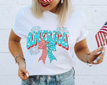 Amerikansk t-shirt, kokett 4 juli-t-shirt, självständighetsdagen-t-shirt, röd, vit och blå t-shirt, rosetter och fyrverkerier, USA-present, patriotiska gåvor