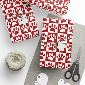 Geruite pootafdruk inpakpapierrol, rode en witte hond cadeauverpakking, hond huisdiereigenaar, kerstvakantie, verjaardag, dierenreddingscadeau