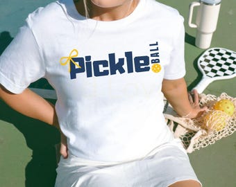 PickleBall Graphic T-shirt, Söt Pickleball T-shirt, Dubbelpartners T-shirts, PB Lover Presenter, Liga T-shirts Marinblå Citrongul Typografi