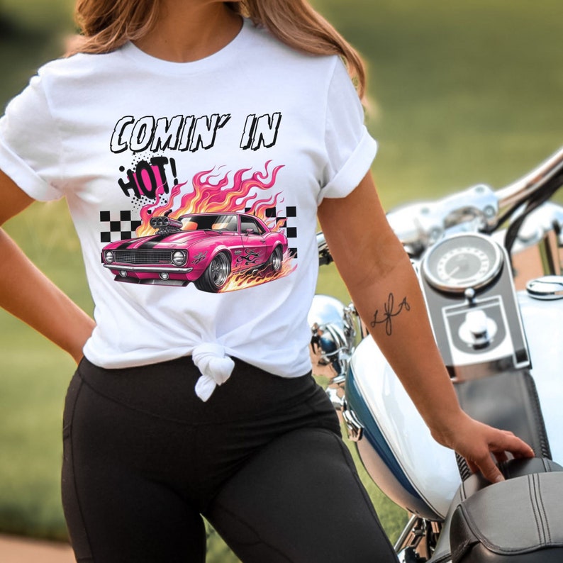Muskelbilströja, Coming in Hot T-shirt, Racerbilströja, Racingtröja, Rutig flagga-presenter, Amerikansk klassisk vintagepresent, Rutig, Flammor White