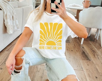 Camisa Sunshine, camiseta Here Comes the Sun, camiseta de verão, presentes de férias, camiseta de praia, presente da natureza, surfista, amante de Matisse, cores confortáveis
