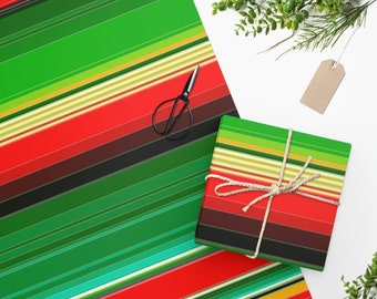 Puede incluir: Papel de regalo a rayas rojas, verdes, amarillas y negras con una caja de regalo envuelta en el mismo papel. La caja de regalo está atada con cuerda.