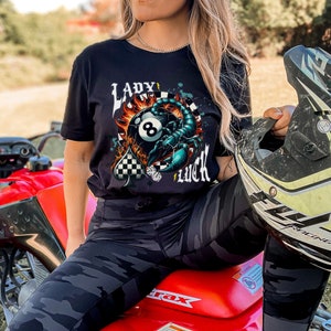 Camicia da gioco, T-shirt Lady Luck, Maglietta da poker, Regali per gli amanti del craps, Regalo da gioco, Maglietta per feste di Las Vegas, A scacchi, Yallternative, Casinò