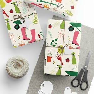 Peut inclure: Trois feuilles de papier d'emballage sur le thème du jardinage. Le papier présente un fond blanc avec des illustrations d'outils de jardinage, de plantes et de fleurs dans des tons de vert, rouge, rose et jaune.