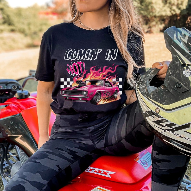 Muskelbilströja, Coming in Hot T-shirt, Racerbilströja, Racingtröja, Rutig flagga-presenter, Amerikansk klassisk vintagepresent, Rutig, Flammor Black