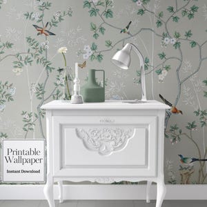 Könnte beinhalten: Ein weißer Nachttisch mit Zierschnitzereien und geschwungenen Beinen. Eine weiße Schreibtischlampe, eine grüne Vase und ein Kerzenhalter stehen darauf. Der Hintergrund ist eine Blumentapete mit Vögeln und Schmetterlingen. Text: "Printable Wallpaper Instant Download."