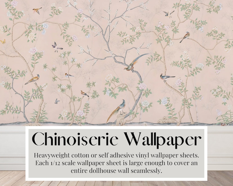 Op de afbeelding: Chinoiserie behangbladen voor poppenhuizen. Elke blad is 1/12 schaal en heeft een delicaat bloemenpatroon met vogels op een licht roze achtergrond.