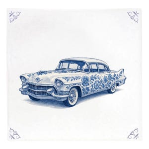 Puede incluir: Ilustración de un coche clásico en azul y blanco, adornado con motivos florales. El coche antiguo tiene techo y neumáticos blancos, con intrincados diseños florales azules en la carrocería. Acentos decorativos en las esquinas enmarcan la imagen.