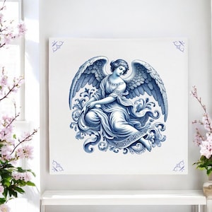 Op de afbeelding: Een blauwe en witte keramische tegel met een gedetailleerde illustratie van een engel met vleugels, zittend op een decoratief bloemmotief.