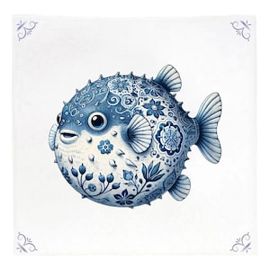 Puede incluir: Un pez globo azul y blanco con un diseño floral detallado. El pez está representado en un estilo realista con un cuerpo redondo y aletas espinosas.