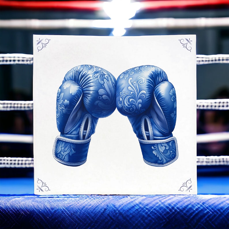 K&ouml;nnte beinhalten: Ein wei&szlig;es Poster mit einem Paar blauer Boxhandschuhe mit floralem Muster. Die Handschuhe sind einander zugewandt, die Handfl&auml;chen zeigen nach au&szlig;en. Das Poster h&auml;ngt an einem blauen und roten Boxring.