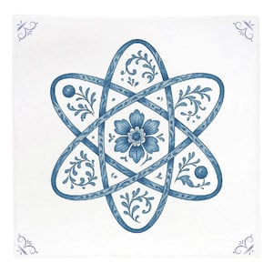 Op de afbeelding: Een blauw en wit bloemenontwerp in de vorm van een atoom. Het ontwerp is ingewikkeld en gedetailleerd, met een centrale bloem en draaiende bladeren.