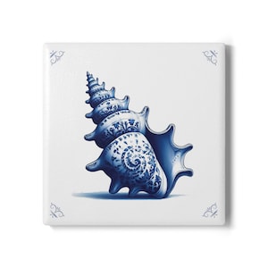 Op de afbeelding: Een blauwe en witte schelp met ingewikkelde bloemmotieven. De schelp is afgebeeld op een witte achtergrond.