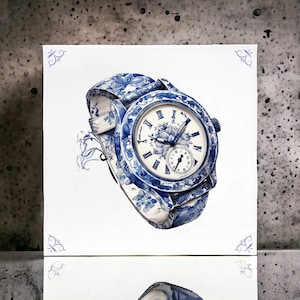 Puede incluir: Un fondo blanco con un reloj de pulsera de porcelana azul y blanco con un diseño floral. La esfera del reloj tiene números romanos y una pequeña aguja de segundos.