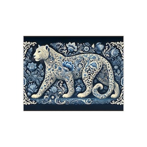 Op de afbeelding: Een witte luipaard met een blauw en wit bloemenpatroon op zijn vacht. De luipaard staat op een donkerblauwe achtergrond met meer bloemenontwerpen.