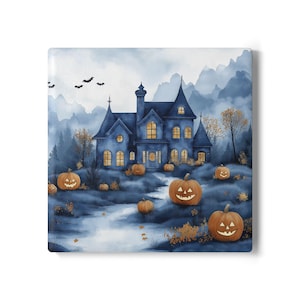 Op de afbeelding: Waterverfschilderij van een spookachtig blauw herenhuis met oplichtende ramen en uitgesneden pompoenen. Vleermuizen vliegen in de lucht boven het huis. Het kunstwerk roept een Halloween-thema op met een spookhuis en pompoenlantaarns.