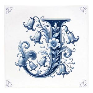 Op de afbeelding: Een blauwe en witte bloemige initial J met een decoratieve krul. De letter is omringd door blauwe en witte bloemen en bladeren.