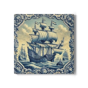 Op de afbeelding: Een vintage blauwe en witte illustratie van een groot zeilschip met geblazen zeilen, omringd door kleinere schepen, tegen een lichtblauwe lucht met witte wolken. De afbeelding is omlijst met een decoratieve rand.