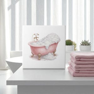 Puede incluir: Una bañera rosa con patas de león desbordante de burbujas blancas. La bañera de estilo vintage tiene grifos dorados. La imagen evoca una sensación de relajación y un ambiente de spa.