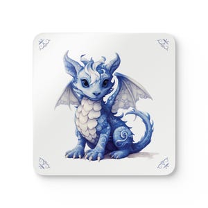 Op de afbeelding: Een vierkante onderzetter met een blauw-witte aquarel illustratie van een babydraak. De draak heeft grote ogen, vleugels en een gekrulde staart. Decoratieve krullen bevinden zich in elke hoek.
