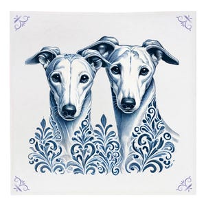 Puede incluir: Dos perros whippet blancos con patrones florales azules y blancos detrás de ellos. Los perros miran al espectador.