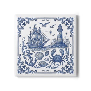 Puede incluir: Un azulejo de cerámica azul y blanco con temática náutica. El azulejo presenta un barco con velas, un faro, un cangrejo, un ancla y conchas marinas. El azulejo está rodeado por un borde decorativo.