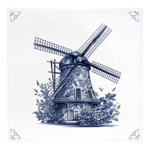 Op de afbeelding: Een blauwe en witte Delftse tegel met een windmolen met een bloemmotief. De windmolen is omringd door bloemen en bladeren.
