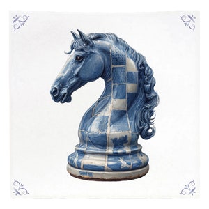 Op de afbeelding: Een blauwe en witte keramische schaakpaard, met een gedetailleerd paardenhoofd en een schaakbordpatroon op het lichaam.
