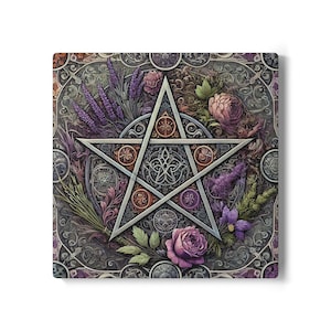 Pode incluir: Um pentáculo prateado com uma estrela de cinco pontas cercada por um desenho floral. O desenho inclui lavanda roxa, rosas cor-de-rosa e folhas verdes. O fundo é cinza escuro com um padrão decorativo.