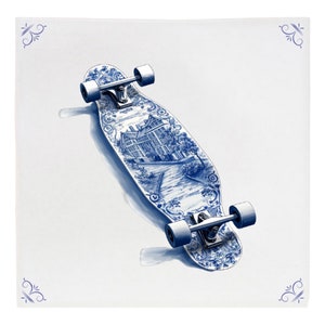 Puede incluir: Una tabla de longboard con un diseño azul y blanco de Delft. La plataforma presenta una escena de paisaje detallada y patrones florales. Las ruedas y los ejes son azules. El fondo es blanco con detalles azules en las esquinas.