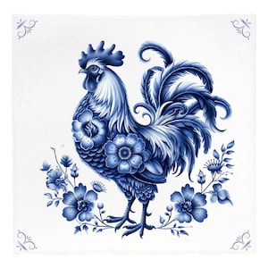 以下が含まれることがあります： 青と白のセラミックタイルに、雄鶏のデザインが施されています。雄鶏は青い花が咲いた枝の上に立っています。タイルは白地に青い縁取りがされています。