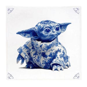 Op de afbeelding: Blauw en wit keramieken beeldje van een personage met grote oren en ogen, geïnspireerd op een sciencefiction-serie. Het beeldje is versierd met een traditioneel blauw en wit bloemmotief. De achtergrond is wit met decoratieve hoekaccenten.
