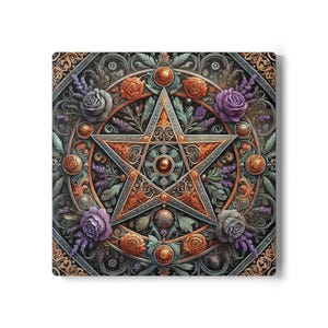 Pode incluir: Uma estrela de cinco pontas com detalhes intrincados, cercada por um desenho circular de rosas, folhas e lavanda. A estrela é dourada e o fundo é verde escuro e marrom.