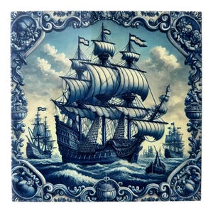 Könnte beinhalten: Eine blaue und weiße Keramikfliese mit einem großen Segelschiff mit geschwollenen Segeln, umgeben von kleineren Schiffen und dekorativen floralen Bordüren.