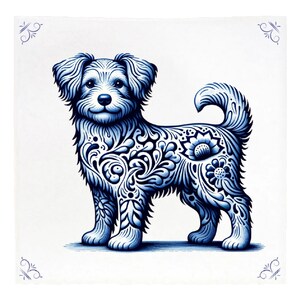 Puede incluir: Ilustración azul y blanca de un perro con patrones florales y remolinos. El perro está sobre un fondo blanco con detalles decorativos en las esquinas. La obra es de estilo cerámica de Delft.