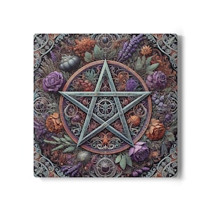 Pode incluir: Uma ilustração detalhada de um pentagrama rodeado por uma moldura circular de intrincados desenhos florais. O pentagrama é uma estrela de cinco pontas de cor azul-acinzentada, e os desenhos florais apresentam vários tons de roxo, laranja e verde.