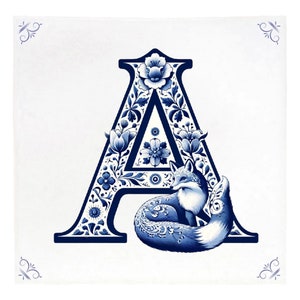 Peut inclure: Un carreau de céramique bleu et blanc avec une lettre A stylisée décorée de motifs floraux et un renard enroulé à l'intérieur de la lettre.