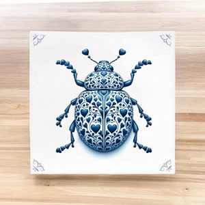 Könnte beinhalten: Ein blauer und weißer Käfer mit einem Herzmuster auf seiner Schale. Der Käfer ist in einem detaillierten, komplizierten Stil gezeichnet.