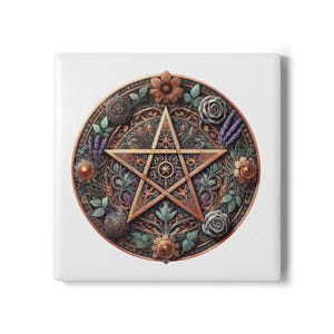 Pode incluir: Um pentagrama com acabamento em cobre rodeado por um desenho circular de flores, folhas e outros elementos botânicos. O desenho está sobre um fundo branco.
